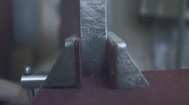 Metal Plaka ile Kapatma Mengenesi