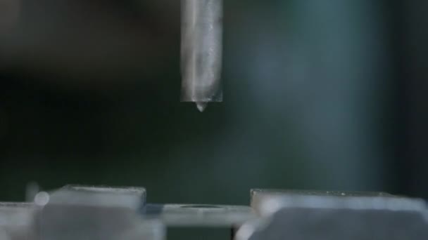 La máquina de perforación procesa el metal, corta la forma — Vídeo de stock