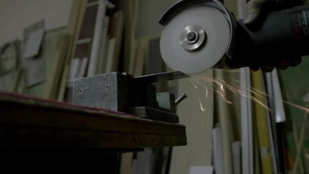 Angle Grinder corta chapa de aço — Vídeo de Stock