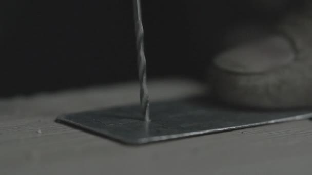 Vrtací stroj zpracuje kovu, vystřihnout tvar — Stock video
