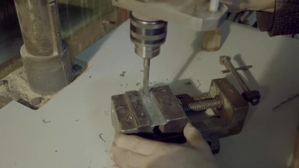 Машина для сверления обрабатывает металл, вырезает форму — стоковое видео