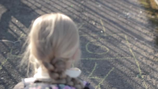 Kleines Mädchen spielt Hopscotch — Stockvideo