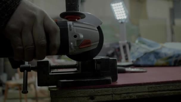 Кутова шліфувальна машина вирізає сталеву пластину — стокове відео