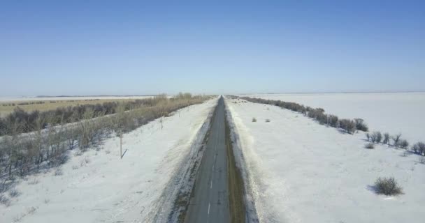 Carretera nevada de invierno con vista aérea automática — Vídeos de Stock