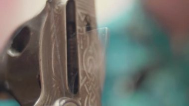 Yaşlı kadın eski stil seving makine üzerinde kot pantolon diker