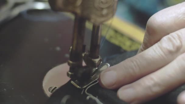 Anciana cose vaqueros en el estilo viejo seving máquina — Vídeos de Stock