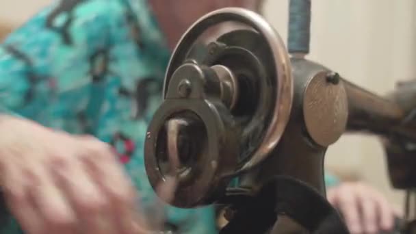 Anciana cose vaqueros en el estilo viejo seving máquina — Vídeos de Stock