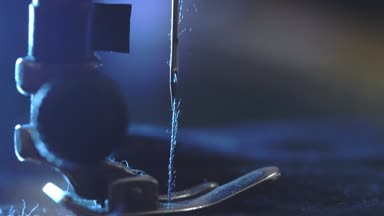 Yaşlı kadın eski stil seving makine üzerinde kot pantolon diker