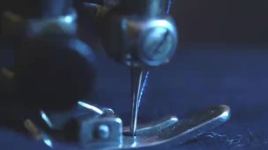 Yaşlı kadın eski stil seving makine üzerinde kot pantolon diker