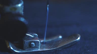 Yaşlı kadın eski stil seving makine üzerinde kot pantolon diker