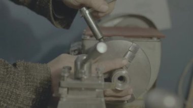 Atölye dönüm içinde eski dönüm torna makine. Makine kesme aracı Merkez yüksek hassasiyetli üretim için dönüm. Yakın çekim.