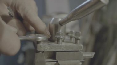 Atölye dönüm içinde eski dönüm torna makine. Makine kesme aracı Merkez yüksek hassasiyetli üretim için dönüm. Yakın çekim.