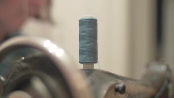 Ηλικιωμένη γυναίκα ράβει τζιν σε παλιό μηχάνημα στυλ seving — Αρχείο Βίντεο