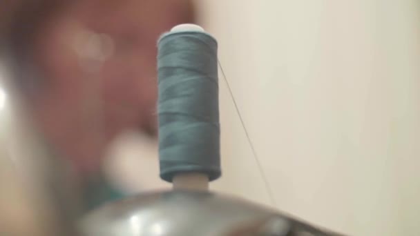 Ηλικιωμένη γυναίκα ράβει τζιν σε παλιό μηχάνημα στυλ seving — Αρχείο Βίντεο