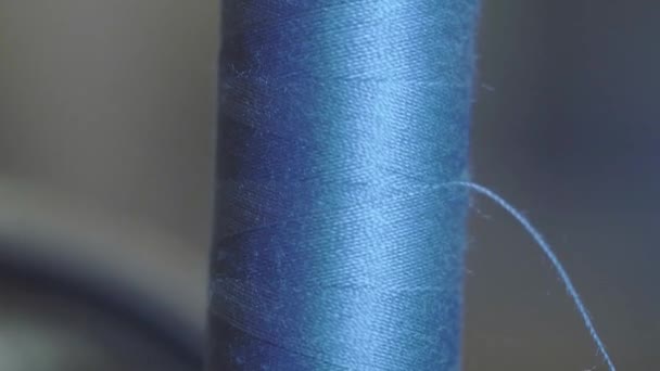 Gammal kvinna syr jeans på gammal stil seving maskin — Stockvideo