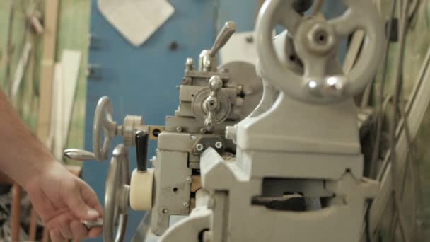 Gammal svarv svarven vända verkstad. Roterande maskin skärande verktyg centar för hög precision tillverkning. Närbild. — Stockvideo