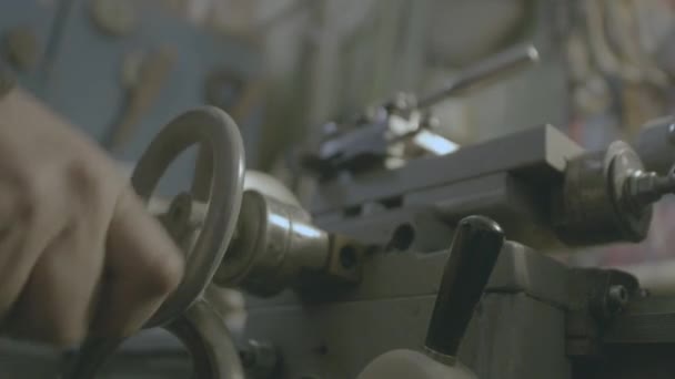 Máquina de torno de torneado antigua en taller de torneado. Centro de la herramienta de corte de la máquina de torneado para la fabricación de alta precisión. Primer plano . — Vídeo de stock