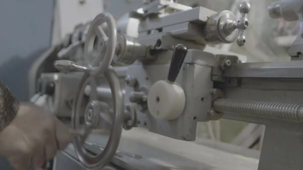 Old turning lathe machine in turning workshop. Turning machine cutting tool centar for high precision manufacturing. Close Up. — Stock Video