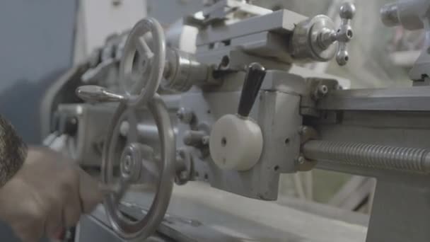 Velha máquina de torno de giro na oficina de giro. Centro de ferramenta de corte de máquina de giro para fabricação de alta precisão. Fechar . — Vídeo de Stock