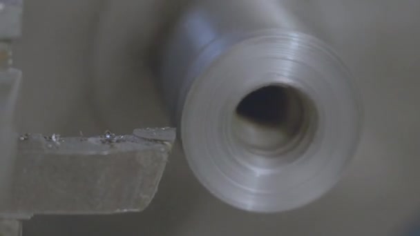 Vecchia tornio tornio in officina di tornitura. Tornitura centro macchina utensile da taglio per la produzione di alta precisione. Primo piano . — Video Stock