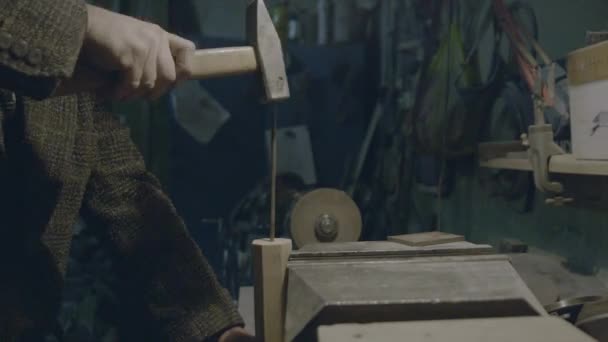Spika en spik med hammaren i verkstad — Stockvideo