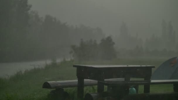 Lluvia de granizo en las montañas altay en julio — Vídeo de stock