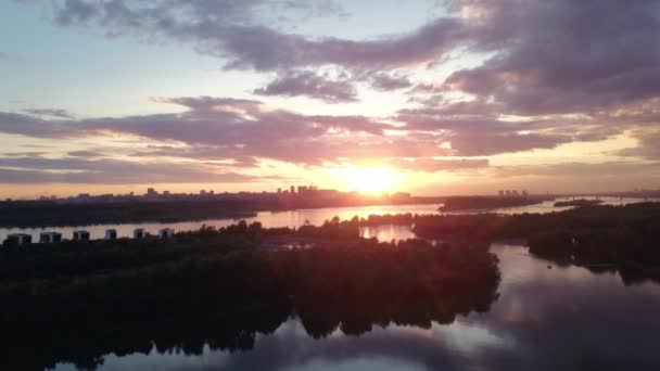 Luchtfoto van zonsondergang op zomeravond op Russische rivier — Stockvideo