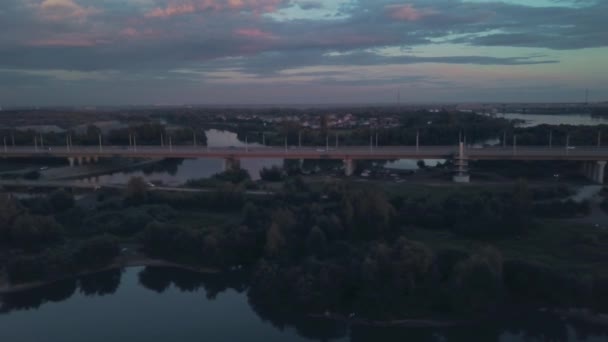 Uitzicht vanuit de lucht naar avond-brug in Rusland — Stockvideo