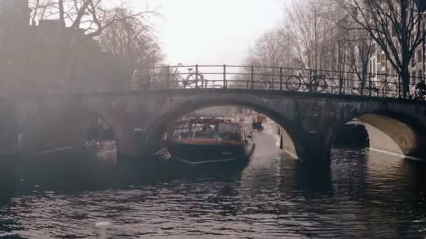Uitzicht op amsterdamse bruggen in geelzucht — Stockvideo