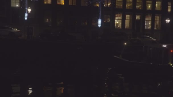 Utsikt över amsterdams kanaler på natten i 4k Videoklipp