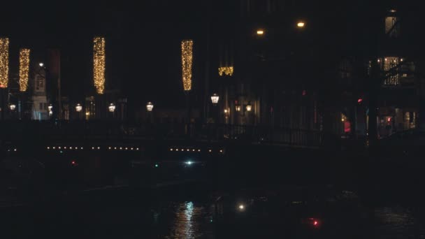 Utsikt över amsterdams kanaler på natten i 4k Stockfilm