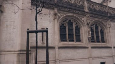 Leuven, Flanders, Belçika. Louvain akademik kütüphanelerinin bulunduğu büyük kare Monsenyör Ladeuzeplein. 4k