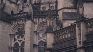 Leuven, Flanders, Belçika. Louvain akademik kütüphanelerinin bulunduğu büyük kare Monsenyör Ladeuzeplein. 4k