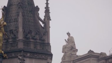 Leuven, Flanders, Belçika. Louvain akademik kütüphanelerinin bulunduğu büyük kare Monsenyör Ladeuzeplein. 4k