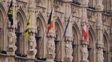 Leuven, Flanders, Belçika. Louvain akademik kütüphanelerinin bulunduğu büyük kare Monsenyör Ladeuzeplein. 4k