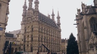 Leuven, Flanders, Belçika. Louvain akademik kütüphanelerinin bulunduğu büyük kare Monsenyör Ladeuzeplein. 4k