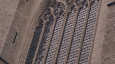 Leuven, Flanders, Belçika. Louvain akademik kütüphanelerinin bulunduğu büyük kare Monsenyör Ladeuzeplein. 4k