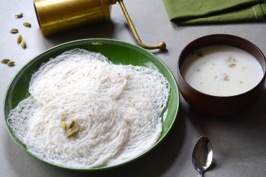 Hindistan kahvaltısı Hindistan cevizi sütlü İdiyappam