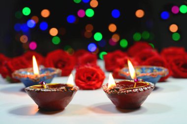 Diwali festivali için dekore edilmiş gaz lambaları ve çiçekler.