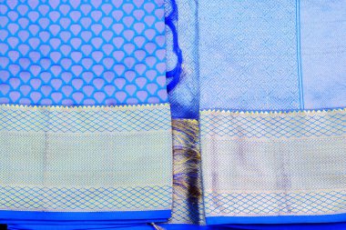 Gümüş kenarlı Hint mavisi ipek sarisi.