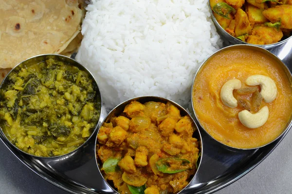 Indiase Thali Met Rijst Roti Curry Gerechten — Stockfoto