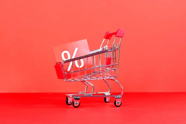 Winkelwagen Met Sale Discount Tag Een Rode Achtergrond — Stockfoto