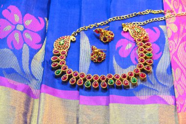 Gümüş kenarlı Hint mavisi ipek sarisi.