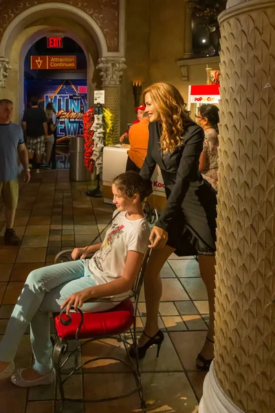 New York Şehri, Usa Jule 13, 2013: Müzenin ziyaretçisi balmumu heykelinin yanındaki Julia Roberts New York Times Meydanı 'ndaki Madame Tussauds balmumu müzesinde.