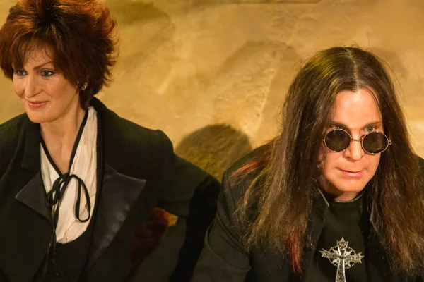 New York City, Usa Jule 13, 2013: Ozzy ve Sharon Osbourne balmumu heykelleri New York Times Meydanı 'ndaki Madame Tussauds balmumu müzesinde.