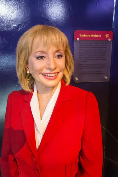 New York City, Usa Jule 13, 2013: Barbara Walters balmumu heykeli Madame Tussauds 'un New York Times Meydanı' ndaki balmumu müzesinde.