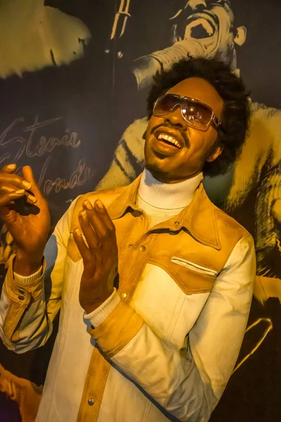 New York City, ABD 13 Temmuz 2013: Stevie Wonder balmumu heykeli New York Times Meydanı 'ndaki Madame Tussauds balmumu müzesinde.