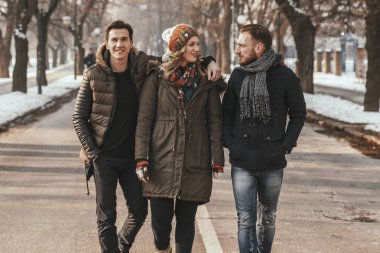 Arkadaşlar dışarıda eğleniyor.