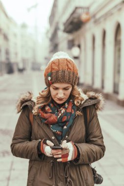 Akıllı telefon kullanan genç kız.