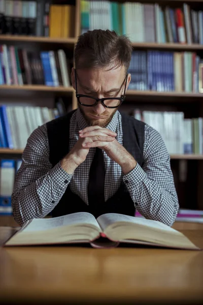 Estudiante trabajando en la biblioteca por la noche —  Fotos de Stock